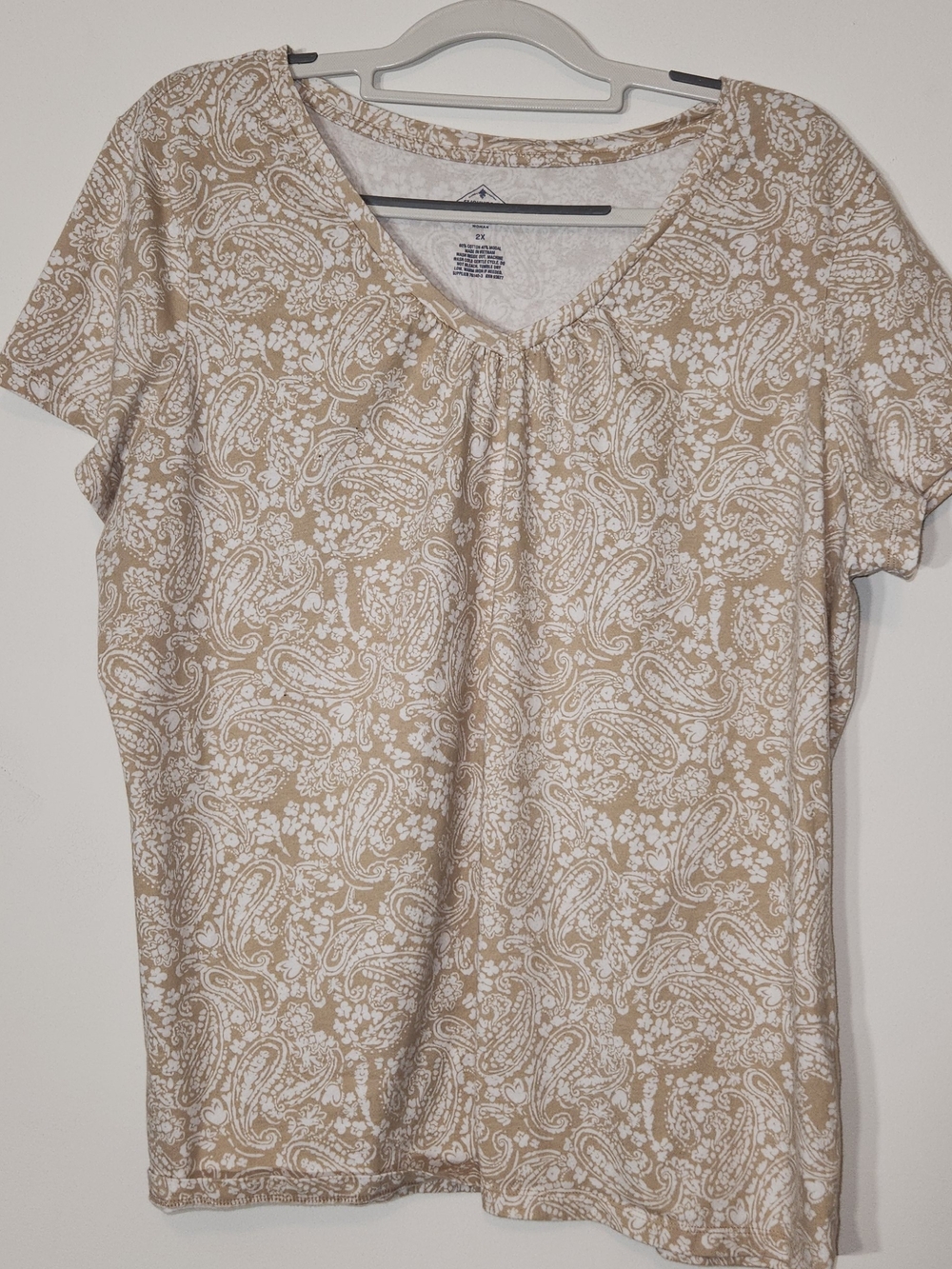 St. John's Bay Tan & White Paisley Short-Sleeve V-Neck Tee. 2X. Soft.